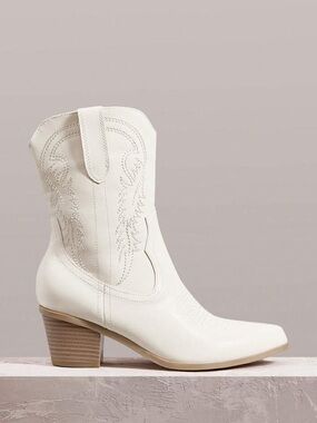 Short white cowgirl boots